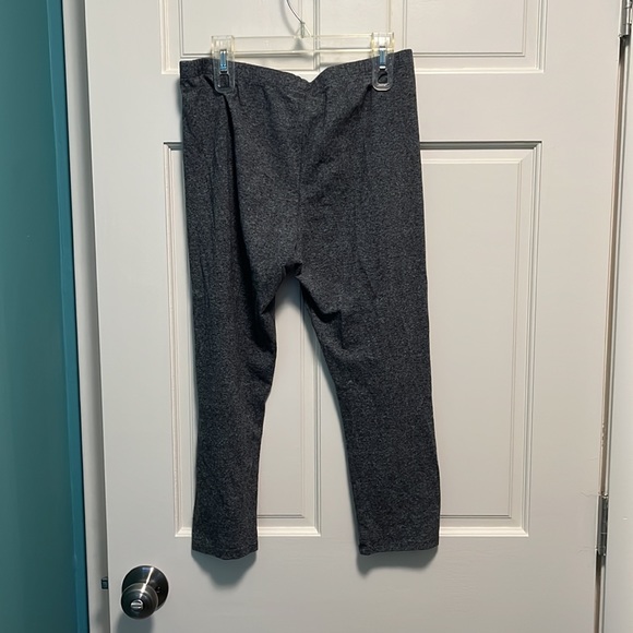 Marbled Gray Capri Leggings - Picture 2 of 7